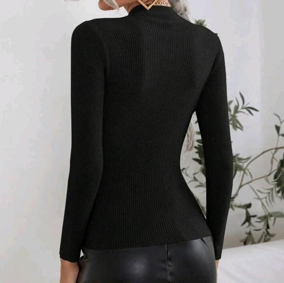 Black Staple layering piece top - Picture 2 of 6
